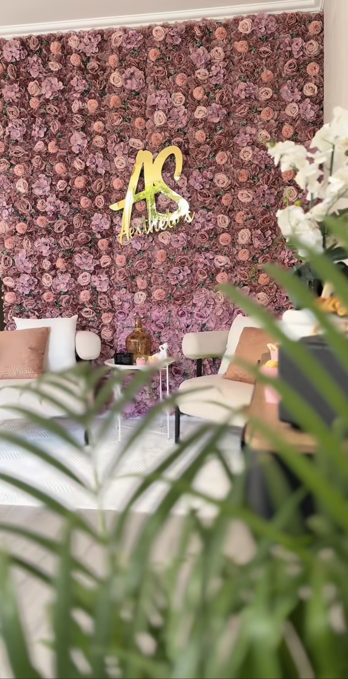Receção da Andreia Silva Aesthetics com parede de flores